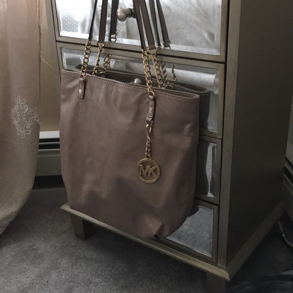Michael Kors nude tote with gold chain - Picture 5 of 5
